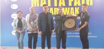 ?? ?? Choo (right) presents a token of appreciati­on to Snowdan, after the official launch of Matta Fair Sarawak 2024 at The Hills in Kuching.