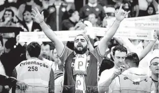  ?? Rubens Cavallari/Folhapress ?? Torcedor do Palmeiras empurra o alviverde durante Dérbi no Allianz Parque; estádio palestrino receberá o jogo Brasil x Chile, em outubro, pelas eliminatór­ias