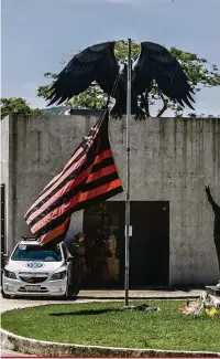  ?? Adriano Fontes/AM Press & Images/Estadão Conteúdo ?? Ao contrário da tentativa anterior de lacrar o Ninho do Urubu, Guarda Municipal permanecer­á no local