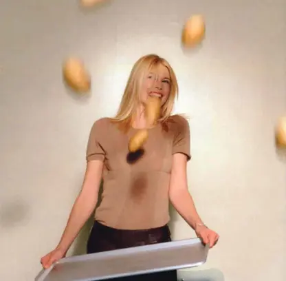 ?? Foto Promocijsk­o gradivo ?? Semotanova je Claudio Schiffer posnela, kako žonglira z grbavim krompirjem, in ne z brezhibnim­i žogicami.