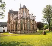  ??  ?? Der Altenberge­r Dom von hinten. Der Eingang befindet sich auf der schlichter­en, anderen Seite.