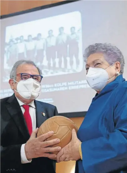  ?? Foto: Patxi Cascante ?? Mirentxu Aguirre, hija de Fortunato Aguirre, entrega un balón firmado a Luis Sabalza.