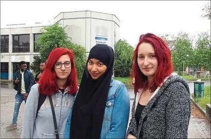  ??  ?? Amandine, Khaoula et Kathleen regrettent que les thèmes de la jeunesse et des banlieues soient passés à la trappe.