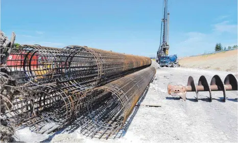  ?? FOTOS: GUNNAR M. FLOTOW ?? Diese 18 Meter langen Zylinder werden nördlich von Schnetzenh­ausen in den Boden getrieben und mit Beton gefüllt. Sie sollen den Hang sichern.