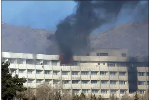  ?? AP/RAHMAT GUL ?? Men try to escape from a balcony of the Interconti­nental Hotel after an attack Sunday in Kabul, Afghanista­n.