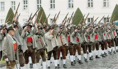  ??  ?? Zum allererste­n Mal vor Schloss Bellevue – Ehrensalut der Tiroler Schützen aus Alpbach