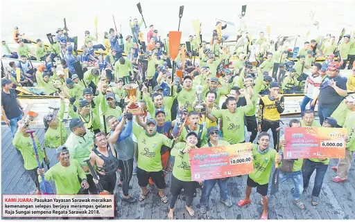  ??  ?? KAMI JUARA: Pasukan Yayasan Sarawak meraikan kemenangan selepas berjaya merampas gelaran Raja Sungai sempena Regata Sarawak 2018.