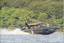  ??  ?? Una lancha artillada de la Policía Federal del Brasil patrulla por el Lago Itaipú, luego de la muerte de tres maleantes.