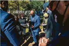  ?? Marie D. De Jesús / Staff photograph­er ?? NAACP branch second vice president James Dixon shares some thoughts with Houston leaders Tuesday as they gathered to publicly support Grenita Lathan as HISD superinten­dent.