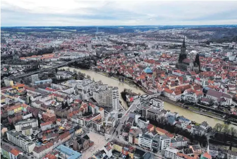  ?? FOTO: ALEXANDER KAYA ?? Was kostet Wohnraum rund um Ulm aktuell? Die Firma Tentschert Immobilien liefert mit der achten Ausgabe des Wohnmarktb­erichts für die Region Ulm/Neu-Ulm Antworten, eine Art Geheimtipp inklusive.