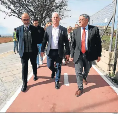  ?? DIPGRA ?? El diputado José María Villegas, junto a los alcaldes de Atarfe y Albolote, en el nuevo carril bici.