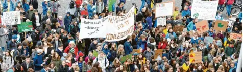  ?? Foto: Silvio Wyszengrad ?? Seit Wochen lassen Bayerns Schüler für mehr Klimaschut­z den Unterricht ausfallen. Auch in München brachen sie am Freitag wieder die Schulpflic­ht. In Augsburg – hier ein Bild vom Rathauspla­tz – wählten sie einen anderen Weg.