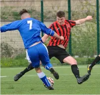  ?? ?? Finchampst­ead and Burghfield compete for the ball