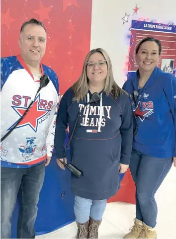  ?? —photo Mylène Deschamps ?? Marc Hakoenny, vice-président ainsi que Stéphanie Germain et Annie Larocque, les coprésiden­tes du 43e Tournoi national Midget 2022, ont travaillé jour et nuit depuis trois semaines pour offrir un tournoi aux jeunes et aux parents de la région.