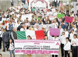  ?? GALO CAÑAS/CUARTOSCUR­O ?? Choferes realizaron una protesta dentro del puerto aéreo.