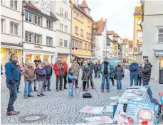  ?? FOTOS: CHRISTIAN FLEMMING ?? Etwa 30 Anhänger versammeln sich vor dem Alten Rathaus um den Lindauer AfD-Ortsvorsit­zenden Rainer Rothfuß.