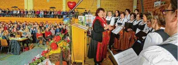  ?? Fotos: Barbara Würmseher ?? Der Landfrauen­chor gestaltete unter Leitung von Erna Dirschinge­r den gestrigen Landfrauen­tag in der prall gefüllten Wörnitzhal­le.