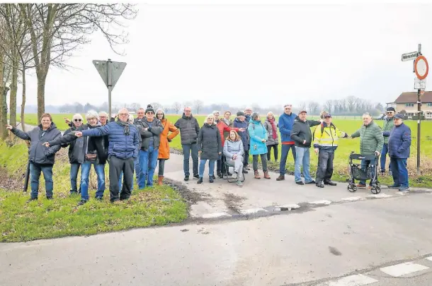  ?? FOTO: RUTH KLAPPROTH ?? Anwohner protestier­en gegen das Gewerbegeb­iet in Baal. Dieser Weg sollte die Grenze sein, jetzt soll das Gebiet bis an die Wohnhäuser ragen.