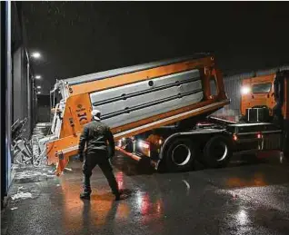  ?? ?? Ab drei Uhr morgens beladen die Arbeiter ihre Lastwagen mit Streugut.
