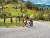  ?? EGAN BERNAL ?? Con el uniforme naranja de Ineos, Egan sorprendió.