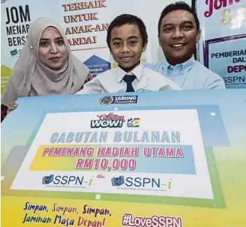  ??  ?? (From right) PTPTN monthly cash prize draw winner Mohd Ashik Abdullah, 42, with son Muhammad Salahuddin, 7, and wife Nurmahayu Idrus, 38.