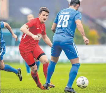  ?? FOTO: VOLKER STROHMAIER ?? Der FV Olympia Laupheim (im Bild links Manuel Hegen) trifft im letzten Heimspiel des Jahres auf den VfL Nagold.