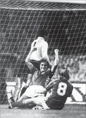  ?? FOTO: THE SUN/POLFOTO ?? Allan Simonsen scorede sikkert på straffespa­rk, da Danmark i 1983 slog England på Wembley.