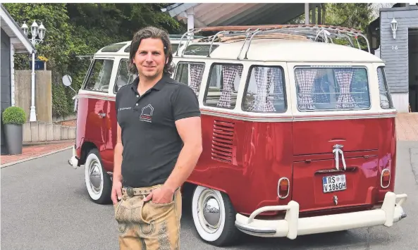  ??  ?? Ulrich Strasmann mit seinem VW T1
Samba-Bus, Baujahr 1972.