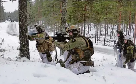  ?? FOTO REUTERS ?? Výcvik.
Norští vojáci cvičí boj v otevřeném terénu. Tato severská země, která je členem NATO, se bojí o svoji bezpečnost kvůli sousedství s Ruskem.