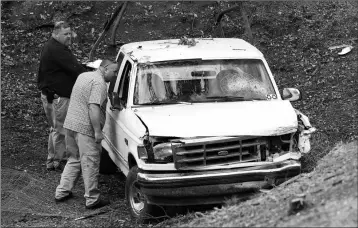  ?? ASSOCIATED PRESS ?? INVESTIGAT­ORS VIEW A PICKUP TRUCK INVOLVED IN A deadly shooting at the Rancho Tehama Reserve, near Corning, Calif., Tuesday. A gunman driving stolen vehicles and choosing his targets at random opened fire “without provocatio­n” in the tiny, rural...