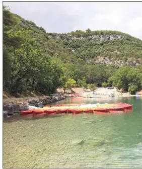  ??  ?? Située à seulement huit kilomètres de Gréoux-les-Bains, mais à plus de quinze de Saint-Julien, la plage est un casse-tête administra­tif pour le maire de la petite commune du haut Var.