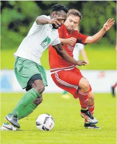  ?? ARCHIVFOTO: VOLKER STROHMAIER ?? Im Kellerduel­l empfängt Rot/Rot (rechts Lukas Jägg) den kaum noch zu rettenden TSV Wain.