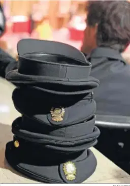  ?? BELÉN VARGAS ?? Gorras de policías nacionales, en un día del Patrón.