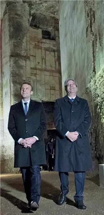  ??  ?? Insieme Il presidente del Consiglio Paolo Gentiloni (a destra) con Emmanuel Macron ieri alla Domus Aurea (Imagoecono­mica)