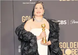  ?? DAN MACMEDAN USA TODAY NETWORK ?? Lily Gladstone poses in Beverly Hills on Sunday with her Golden Globe for her performanc­e in ‘Killers of the Flower Moon.’