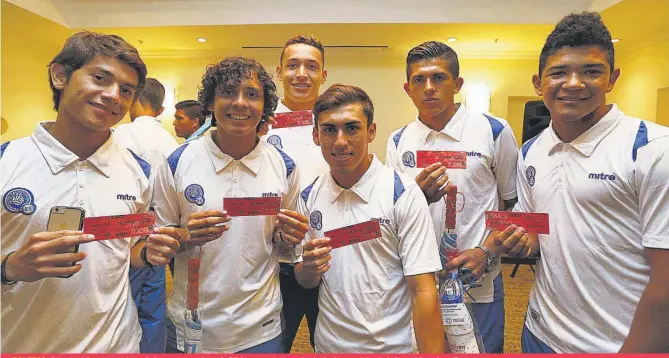  ??  ?? BOLETOS. Además del reconocimi­ento de las empresas, los sub-20 fueron invitados a la charla de ayer del exfutbolis­ta chileno Iván Zamorano.