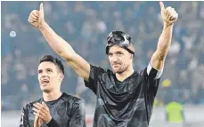  ?? FOTO: DPA ?? Der Kapitän ist wieder da: Maskenmann Christian Gentner und 2:1-Schütze Josip Brekalo feiern Stuttgarts Sieg.