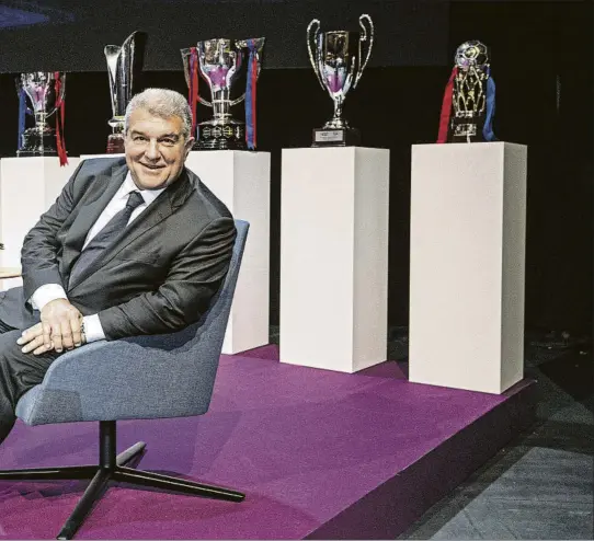  ?? FOTO: PERE PUNTí ?? Joan Laporta posó para MD con los seis trofeos correspond­ientes a las seis Ligas que ganaron la pasada temporada los distintos equipos profesiona­les del FC Barcelona