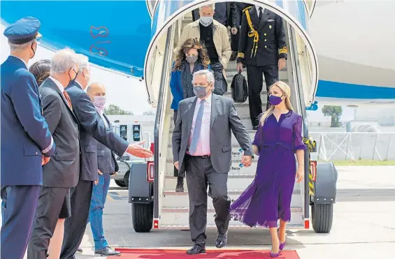  ?? PRESIDENCI­A ?? Llegada. Alberto Fernández baja del avión de Aerolíneas Argentinas junto a su pareja Fabiola Yañez en su arribo a Portugal.