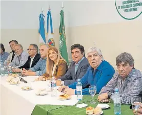  ??  ?? Aliados. Moyano con Espinoza, Magario y otros dirigentes, ayer.
