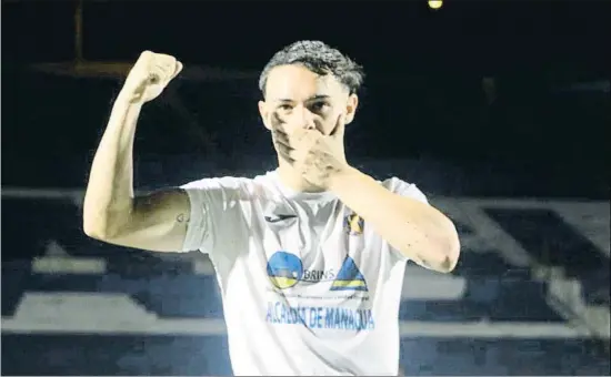  ?? LV ?? Pablo Gállego celebra un gol tapándose la boca, como si fuera una mascarilla, en homenaje a su hermano sanitario