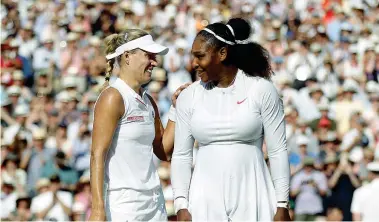  ??  ?? Dialogo tra Angelique Kerber (30 anni) e Serena Williams (36 anni) durante la finale di Wimbledon, vinta dalla tedesca