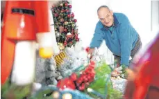  ?? FOTOS: ANDREAS SPENGLER ?? Günther Kleinheinz hat dieses Jahr auf seinen Christbaum verzichtet und dafür eine opulente Weihnachts­welt aufgebaut.
