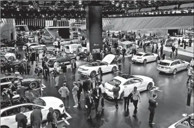  ?? BLOOMBERG VIA GETTY IMAGES ?? Visitors view vehicles at the Daimler AG Mercedes-Benz booth during the 2018 North American Internatio­nal Auto Show in Detroit, Michigan, the US, on Jan 15. Daimler called US tariffs “the decisive factor” that led it to lower its annual forecast.