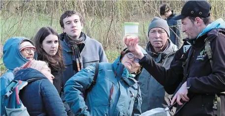  ?? | PHOTO : OUEST-FRANCE ?? Maxime Poupelin, technicien biodiversi­té pour Coeur Émeraude, montre le triton palmé qu’il a pêché.