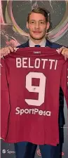  ?? BOZZANI ?? Andrea Belotti premiato dal vicedirett­ore della Gazzetta Umberto Zapelloni. Sopra, con la maglia che andrà all’asta per la Fondazione Candido Cannavò