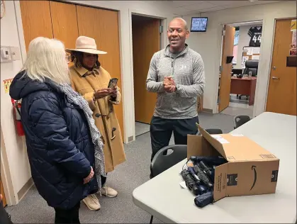  ?? MARTIN MCCONNELL — THE MORNING JOURNAL ?? LMHA’s Judy Carlin and Lorain Ward 5 Councilwom­an JoAnne Moon present Valor Home case worker Alan McKinney with a shipment of umbrellas for Valor Home residents.