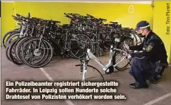  ??  ?? Ein Polizeibea­mter registrier­t sichergest­ellte Fahrräder. In Leipzig sollen Hunderte solche Drahtesel von Polizisten verhökert worden sein.