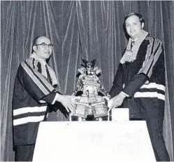  ?? RICK CASE AUTOMOTIVE/COURTESY ?? Rick Case receives a trophy from Soichiro Honda for being the nation’s largest Honda motorcycle dealer in Japan in 1968.