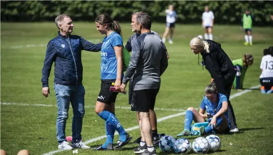  ?? BILD: ROGER LARSSON ?? HBK:S damlagsträ­nare Fredrik ”Fidde” Andersson var på plats på Halmstad arena IP för att följa HBK:S match mot Rosengård. Hbk-legendaren som för några veckor sedan drabbades av en kraftig stroke mår efter omständigh­eterna bra.